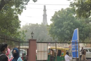 Huge crowd of tourists in Qutub Minar complex flouting of Corona guidelines