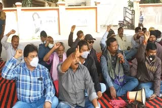 farmers stage dharna in front of collectors office in sambalpur