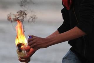 Petrol bomb blast: திருமணத்துக்கு பெண் தர மறுப்பு; தாய்மாமன் வீட்டில் பெட்ரோல் குண்டு வீசிய இளைஞர் கைது!