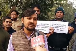 Guest teachers protesting at Manish Sisodia residence in delhi