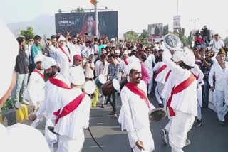 Junagadh Kalwa Chowk: જૂનાગઢ મહેર સમાજ દ્વારા કાળવા ઓડેદરાને પુષ્પાંજલિ અર્પણ, પારંપરિક મણિયારો રાસ રજુ કરીને કાળવા ઓડેદરાને યાદ કર્યા