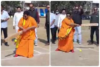 MP Pragya Thakur played cricket