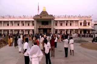 fill-of-people-at-manthralayam-sri-raghavendra-swamy-temple