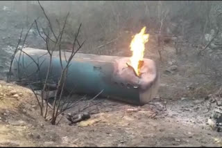 Three people dies in explosion due to overturning of gas tanker  Road Accident In Hazaribag  overturn of gas tanker in hazaribag  ഹസാരിബാഗിൽ ഗ്യാസ് ടാങ്കര്‍ മറിഞ്ഞ് മൂന്ന് മരണം  ദുനവാലി ദേശീയ ഹൈവേയില്‍ ഗ്യാസ് ടാങ്കര്‍ മറിഞ്ഞു  ബിഹാറില്‍ ഗ്യാസ് ടങ്കര്‍ മറിഞ്ഞ് അപകടം