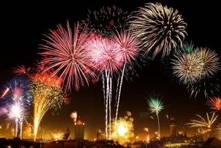 How do Fireworks Work? ક્યારેક વિચાર્યુ? ફટાકડા કેવી રીતે કામ કરે છે? એક આતશબાજી રસાયણશાસ્ત્રી સમજાવે છે કે...