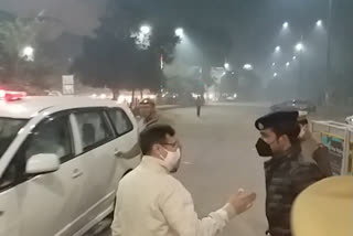 noida police came on the road to follow the night curfew