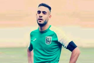 Sofiane Loukar  Algerian footballer Sofiane Loukar dies  Sofiane Loukar dies of on-field heart attack  footballer dies of heart attack  അൾജീരിയൻ ഫുട്ബോളർക്ക് ദാരുണാന്ത്യം  അൾജീരിയൻ ഫുട്ബോളർ ഹൃദയാഘാതത്തെ തുടർന്ന് മരിച്ചു.  സോഫിയൻ ലൂക്കാർ മരിച്ചു  മത്സരത്തിനിടെ സോഫിയൻ ലൂക്കാർ മരിച്ചു