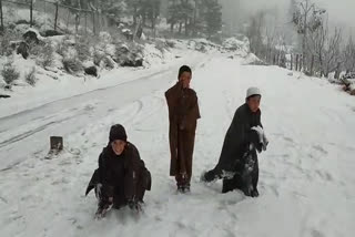 Fresh snowfall in Kashmir Valley  Winter in Jammu and Kashmir  കശ്മീരില്‍ മഞ്ഞ് വീഴ്ച്ച  അതിശൈത്യത്തില്‍ വിറച്ച് കശ്മീര്‍  മഞ്ഞ്മൂടി ജമ്മു കശ്മീരിലെ ഷോപ്പിയാന്‍