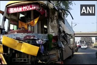 tourist buses collide eachother on Ambala-Delhi highway  five died in road accident in Ambala  Ambala-Delhi highway accident  അംബാല-ഡൽഹി ഹൈവേയിൽ മൂന്ന് ടൂറിസ്റ്റ് ബസുകൾ കൂട്ടിയിടിച്ച് അപകടം  അംബാലയിൽ വാഹനാപകടത്തിൽ അഞ്ച് പേർ മരിച്ചു  അംബാല-ഡൽഹി ഹൈവേയിൽ അപകടം