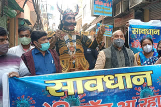 Omicron awareness by effigy in Sadar Bazar in delhi