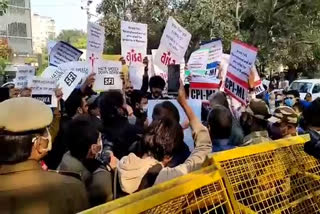 haridwar-dharma-sansad-controversial-speeches-ayesha-and-cpi-protest-outside-uttarakhand-bhawan-in-delhi