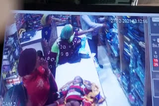 theft in a clothing shop in Dungpur