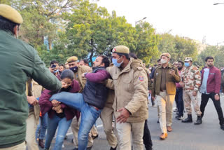 दिल्ली में डॉक्टर्स समुदाय पर लाठीचार्ज