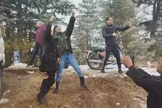سیاحتی مقام پتنی ٹاپ اور ناتھا ٹاپ میں پہلی برفباری میں جھومتے گاتے سیاح