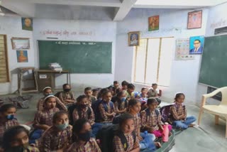 Government School in Jetpur : જેતપુરના ચારણ સમઢીયાળા ગામની સરકારી શાળામાં શિક્ષકોના અભાવ કારણે તાળાબંધીની શક્યતા