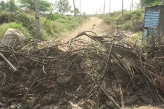 man closed a road at gadag