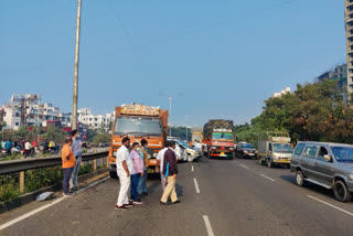 अपघातानंतर वाहनांच्या रांगा लागल्या