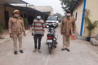 Baba Haridas Nagar Police arrested auto lifter