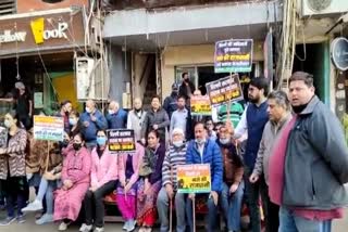 Local corporation councilor and local people protested against liquor shop in front of Venkateswara College