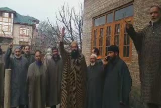 locals-protest-against-pdd-department-in-newa-pulwama