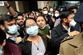 Safdarjung hospital doctors protest