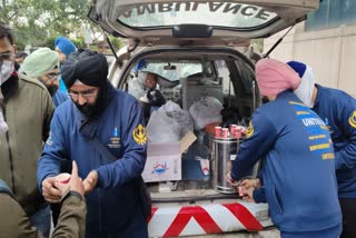 united-sikh-service-distributes-food-protesting-doctors-in-safdarjung-hospital