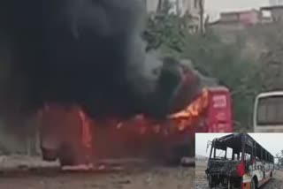 पटना के मीठापुर बस स्टैंड में खड़ी बस में लगी आग
