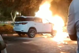 youth sets fire in bjp mla, ఎమ్మెల్యే కారుకు నిప్పంటించిన యువకుడు  car