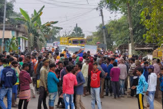 road block at santiniketan due to alleged tmc inner clash