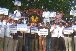 government contractors protest to clear the pending bills