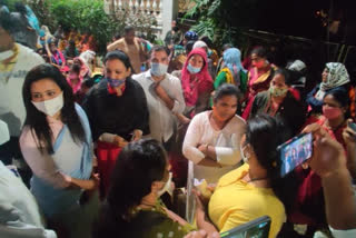आपल्या विविध मागण्यांसाठी अंगणवाडी सेविकांचे गोव्याचे मुख्यमंत्री प्रमोद सावंत यांच्या घरासमोर आंदोलन