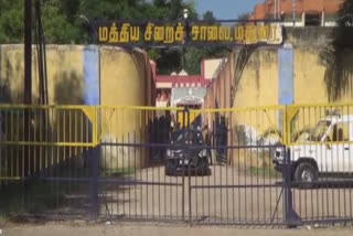 Madurai Central jail prisoners quarrel  Police confiscation drugs from Madurai Central jail  madurai prisoners attack themselves  சிறையில் கலவரத்தை ஏற்படுத்திய 21 கைதிகள் மீது வழக்குப்பதிவு  மதுரை சிறையில் பதுக்கிய கஞ்சா பறிமுதல்  19சிறைவாசிகள் மீதும் கரிமேடு காவல்துறையினர் வழக்குப்பதிவு