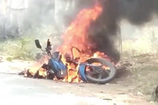 Bikes burnt: రోడ్డుపై పడ్డ విద్యుత్ తీగలు.. రెండు ద్విచక్రవాహనాలు దగ్ధం