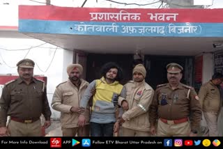 पुलिसकर्मियों की पिटाई कर राइफल लूटने वाला एक आरोपी गिरफ्तार