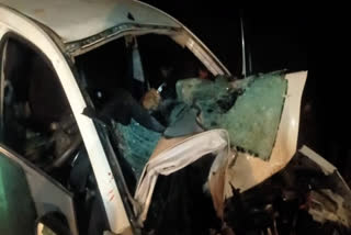 4 died in betul road accident  chicholi district hospital  four killed in mp highway accident  കാര്‍ മരത്തിലിടിച്ച് നാല് മരണം  മധ്യപ്രദേശില്‍ കാറപകടം