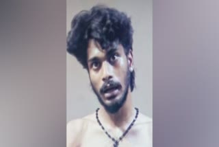 theft case accused escapes during medical examination  accused flees from police in palakkad  പലക്കാട് മോഷണകേസിലെ പ്രതി രക്ഷപ്പെട്ടു  വൈദ്യ പരിശോധനയ്‌ക്കിടെ പ്രതി ഓടി രക്ഷപ്പെട്ടു