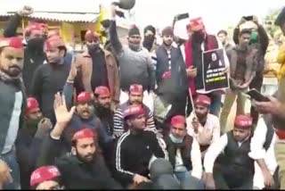 علیگڑھ میں امت شاہ کے دورہ کی مخالفت، سماج وادی کارکنوں کا احتجاج