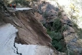 Landslide on Joshimath road, 300 people stranded