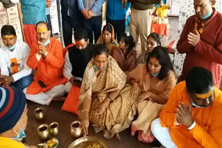 bihar-deputy-cm-renu-devi-worship-at-basukinath-temple-in-dumka