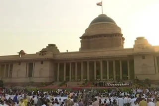 As a preventive measure to contain the spread of Covid, the tour of the Rashtrapati Bhavan and the Rashtrapati Bhavan Museum will remain closed from Saturday. The Change of Guard ceremony will also not take place now.