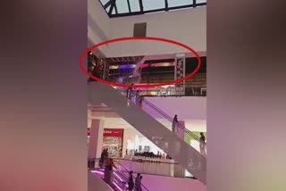 Chennai rains  False ceiling in VR Mall collapses  chennia viral videos  ചെന്നൈയിൽ വിആർ മാളിൽ സീലിങ് തകർന്നു വീണു  ചെന്നൈയിൽ കനത്ത മഴ തുടരുന്നു  സോഷ്യൽ മീഡിയ വൈറൽ വീഡിയോ