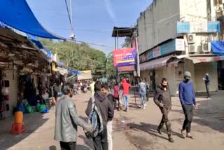 shops-opened-in-sarojini-nagar-market-due-to-odd-even-system-crowd-not-seen