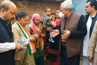 Priyanka Gandhi sends Android mobile phone to Dalit woman  Priyanka Gandhi election rally in UP  uttarpradesh election 2022  ദളിത് യുവതിക്ക് സ്‌മാർട്ട് ഫോൺ സമ്മാനിച്ച് പ്രിയങ്ക ഗാന്ധി  ഉത്തർപ്രദേശ് തെരഞ്ഞെടുപ്പ് കോൺഗ്രസ് റാലി