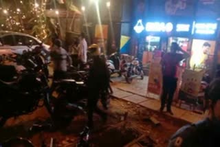 Covid rules Break in Pubs ; full crowd in 100 feet road in bangalore