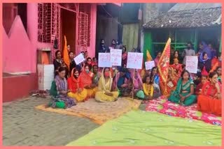 Protest-halts-eviction-drive-around-at-hapjan-hanuman-temple