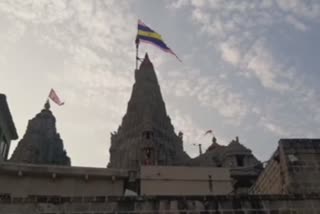 Devbhoomi Dwarka Temple : નીમા આચાર્ય અને સહ પરિવાર તરફથી ભગવાન દ્વારકાધીશજીને ધજા ચડાવી