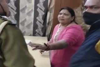 Fight at Vadodara Police Station: વડોદરામાં ભાજપનાં મહિલા કોર્પોરેટરનો પુત્ર દારૂ પીધેલી હાલતમાં ઝડપાયો, કોર્પોરેટરે કરી દાદાગીરી