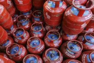 LPG Gas Cylinder Price: નવા વર્ષના પહેલા દિવસે રાહત, કોમર્શિયલ ગેસ સિલિન્ડરમાં રૂપિયા 100નો ધટાડો