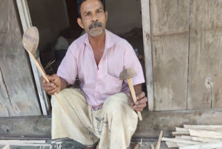 man makes spoon from coconut shells in idukki  vannappuram native coconut shell spoon making  വണ്ണപ്പുറം സ്വദേശി ചിരട്ട തവി നിര്‍മാണം  മോഹനന്‍ ചിരട്ട തവി നിര്‍മാണം  കൊവിഡ് ചിരട്ട തവി നിര്‍മാണം