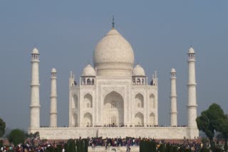 ताजमहल में पर्यटकों की भीड़